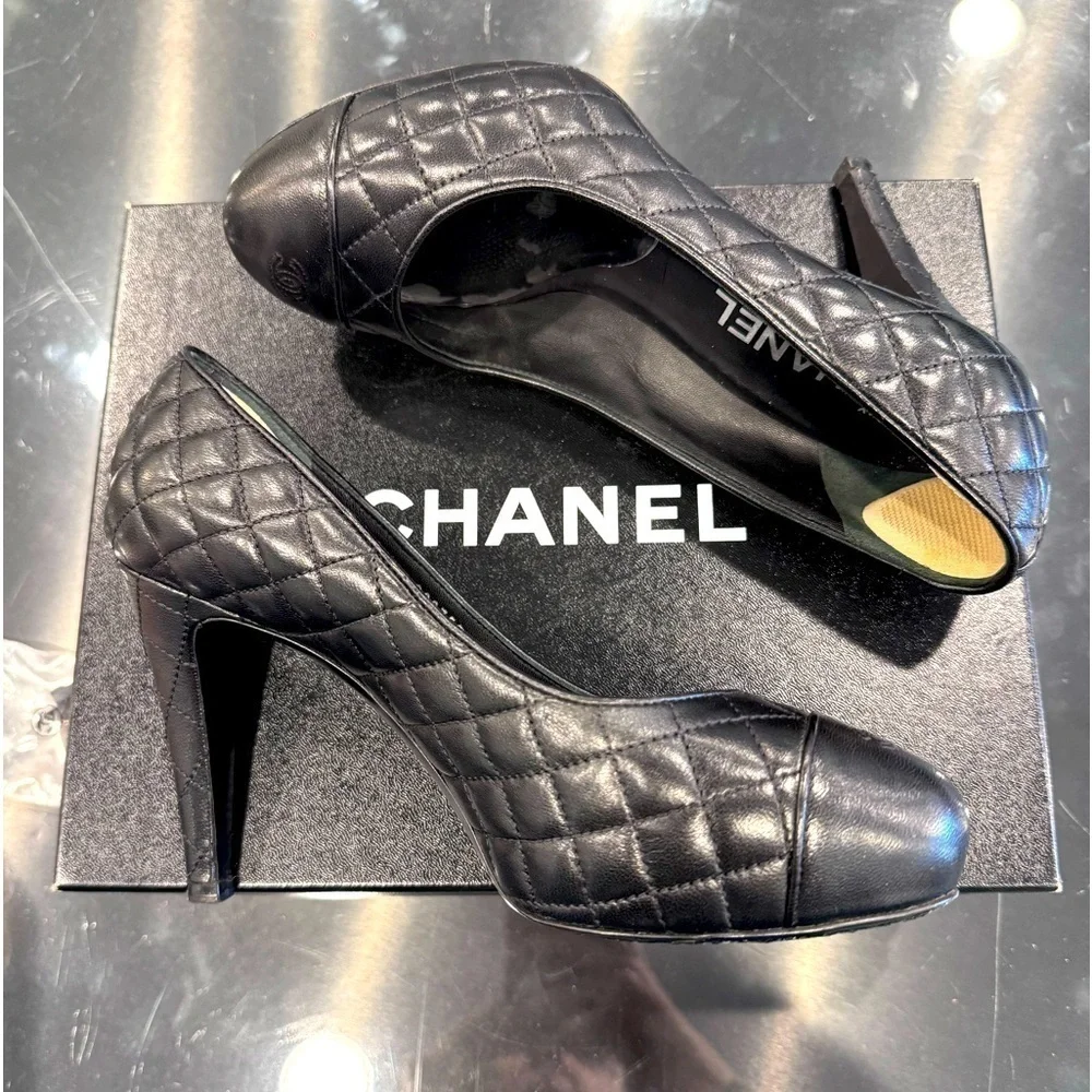 AUTHENTIC CHANEL 2013 Quilted Classic Pump size 37
